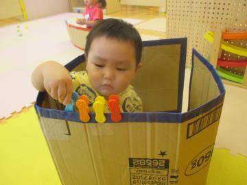 写真：1歳児　段ボール遊び