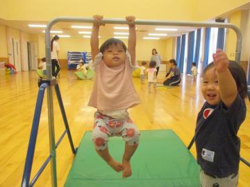 写真：1歳児　ぶら下がる
