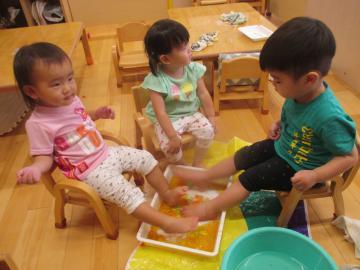 写真：1歳児　寒天遊び2