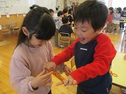 二人あやとりをする写真
