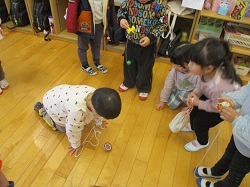 友だちが初めて回したコマをみんなで見て驚く写真