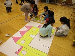 劇に使う背景のイラストに絵の具で色を塗る写真