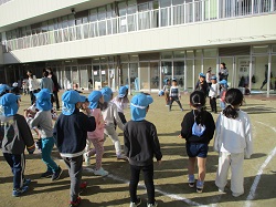 ドッヂボールをする写真