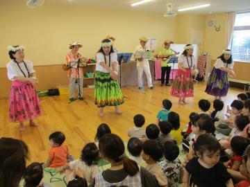 写真：ウクレレハウス　歓声を上げる子供たち