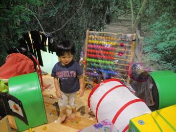 写真：2歳児　おばけトンネル