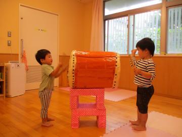 写真：2歳児　太鼓遊び