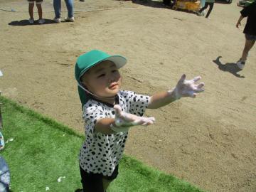 写真：2歳児　白くなった手を見せる子供