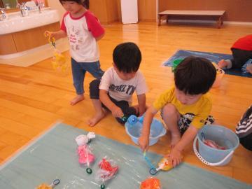 写真：2歳児　釣り遊び