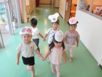写真：2歳児　夏祭りに向かう