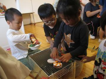 写真：3歳児　バーベキューごっこ