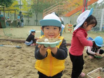 写真：3歳児　砂のケーキ