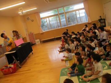 写真：スマイル・キャラバン隊　読み聞かせ