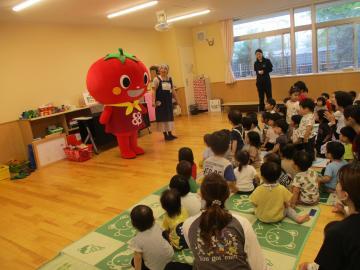 写真：スマイル・キャラバン隊　トマトちゃん