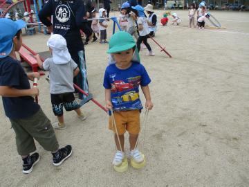 写真：2歳児　子供用竹馬