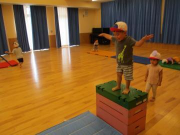 写真：2歳児　跳び箱