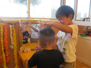 写真：3歳児　美容室ごっこ