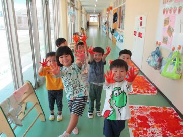 写真：3歳児　手形遊び