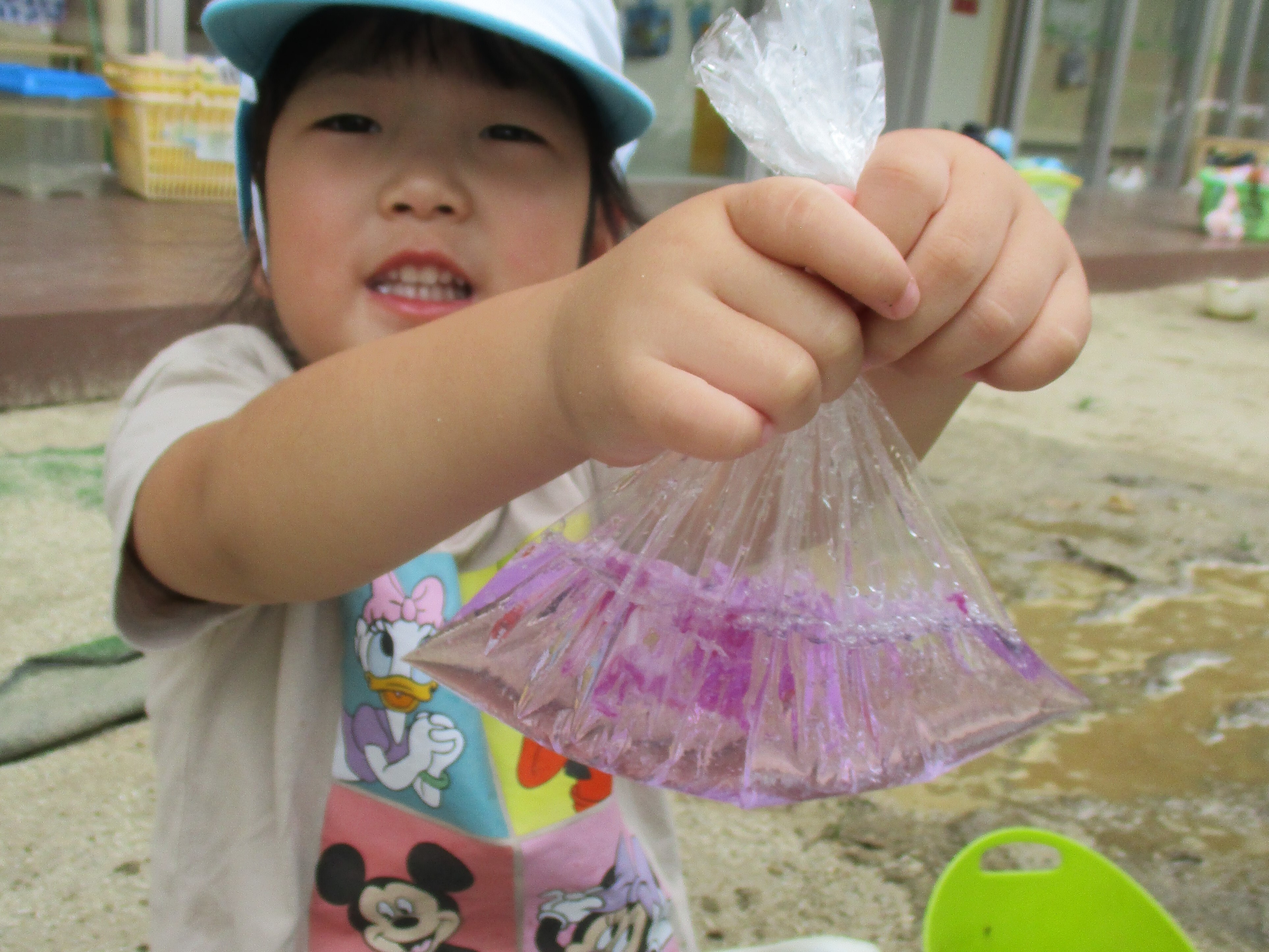 写真：3歳児　アサガオの色水