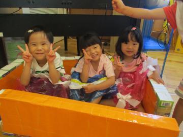 写真：3歳児　狭い遊具の中
