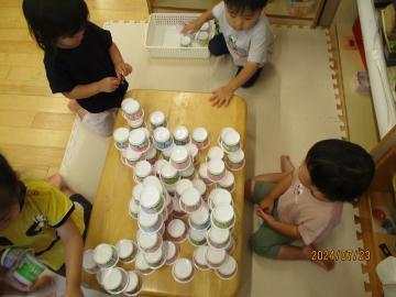 写真：2歳児　カップ積み