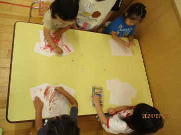 写真：2歳児　Tシャツにお絵かき
