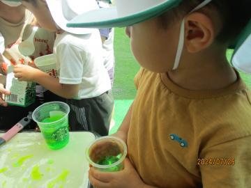 写真：2歳児　寒天遊び