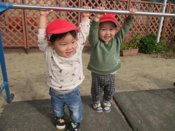 写真：1歳児　鉄棒