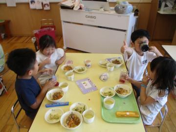 写真：5歳児　アカジソジュース