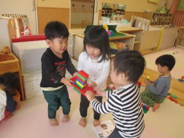 写真：1歳児　ブロック遊び