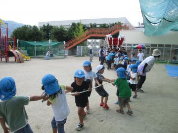 写真：5歳児　布団太鼓体験1
