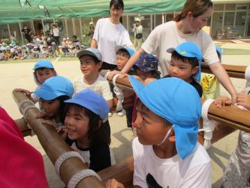写真：5歳児　布団太鼓体験2