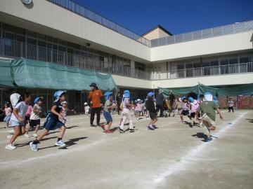 写真：5歳児　園庭で遊ぶ