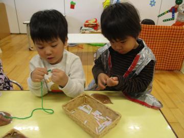 写真：3歳児　落ち葉のネックレス