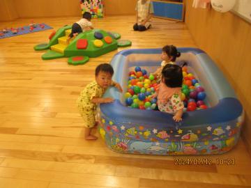 写真：0歳児　ボールプール