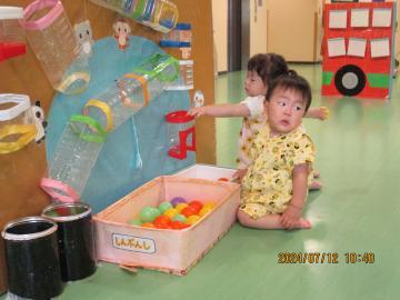 写真：0歳児　ボール遊び