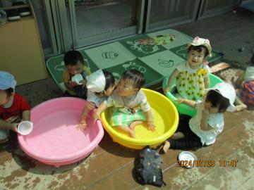 写真：0歳児　プール遊び1