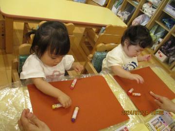 写真：0歳児　クレヨン遊び