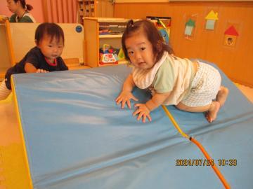 写真：0歳児　マット遊び2