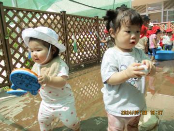 写真：0歳児　プールのおもちゃ