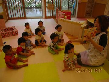写真：0歳児　絵本の読み聞かせ