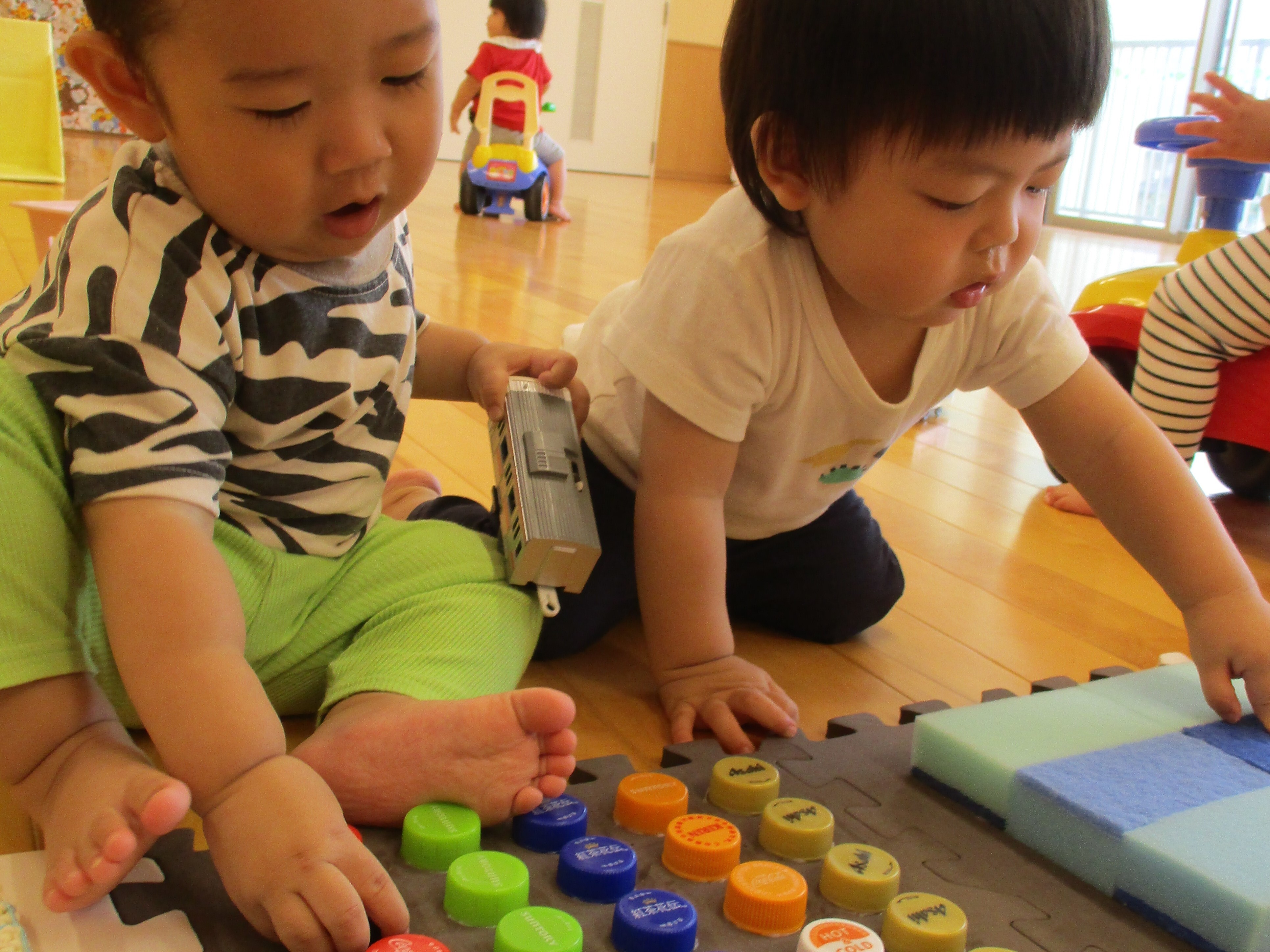 写真：0歳児　マット遊び1