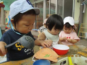 写真：0歳児　砂場遊び