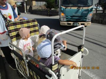 写真：0歳児　トラックを見る