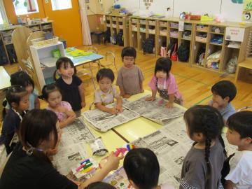 写真：3歳児　製作活動