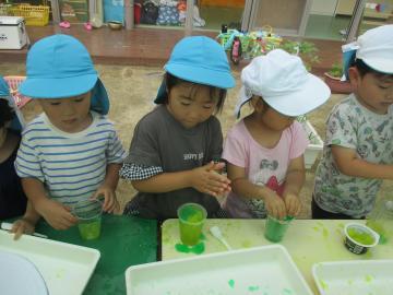 写真：3歳児　寒天遊び
