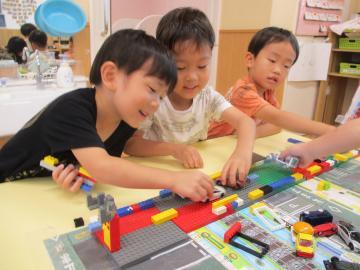 写真：3歳児　おもちゃ遊び