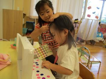 写真：3歳児　髪を結ぶ