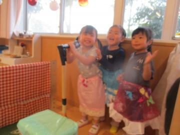 写真：3歳児　アイドルごっこ