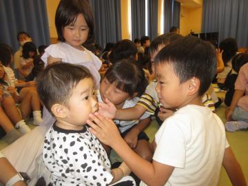 写真：4歳児　年下と遊ぶ2