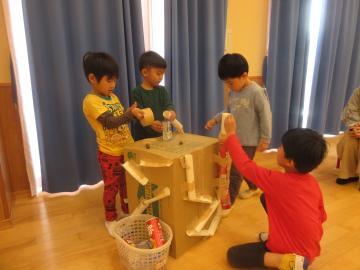 写真：4歳児　ドングリ転がし